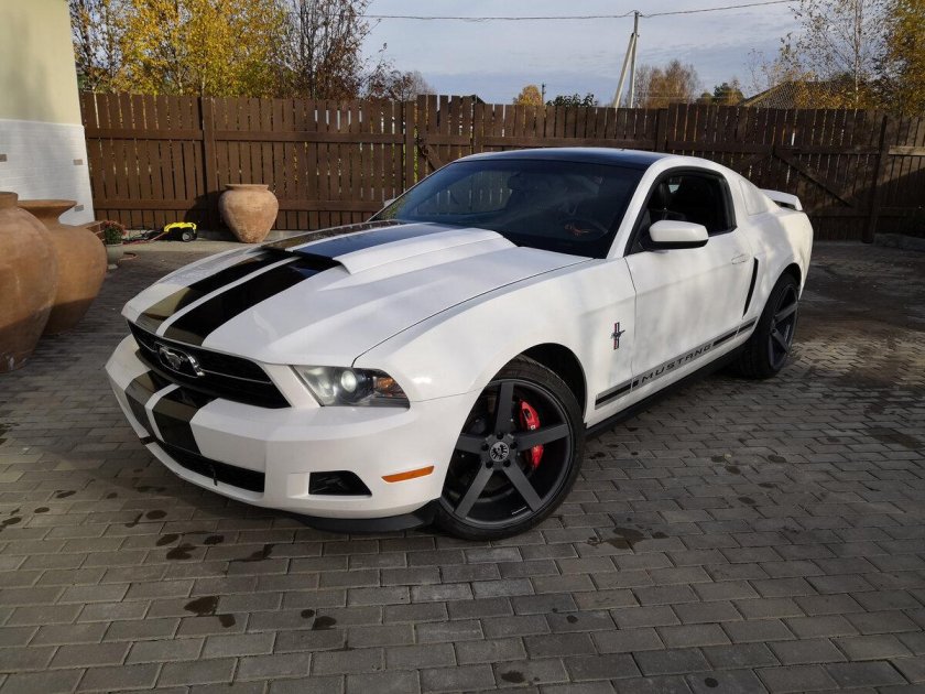 Форд Мустанг белый