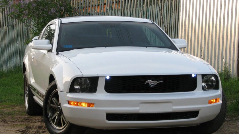 Форд Мустанг белый
