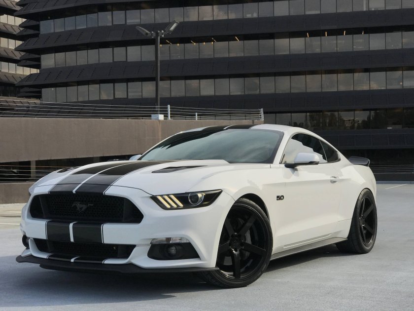 Форд Мустанг 2021 белый