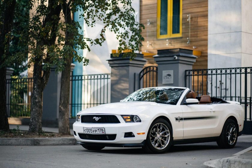 Форд Мустанг кабриолет белый