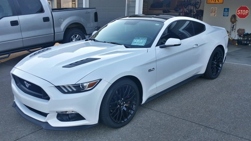 Форд Мустанг 2020 белый