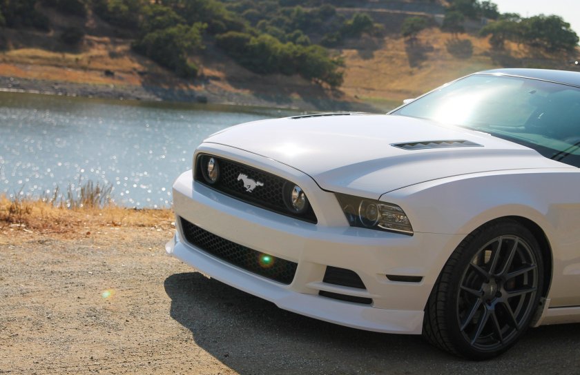 Форд Мустанг белый