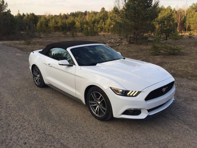 Форд Мустанг белый