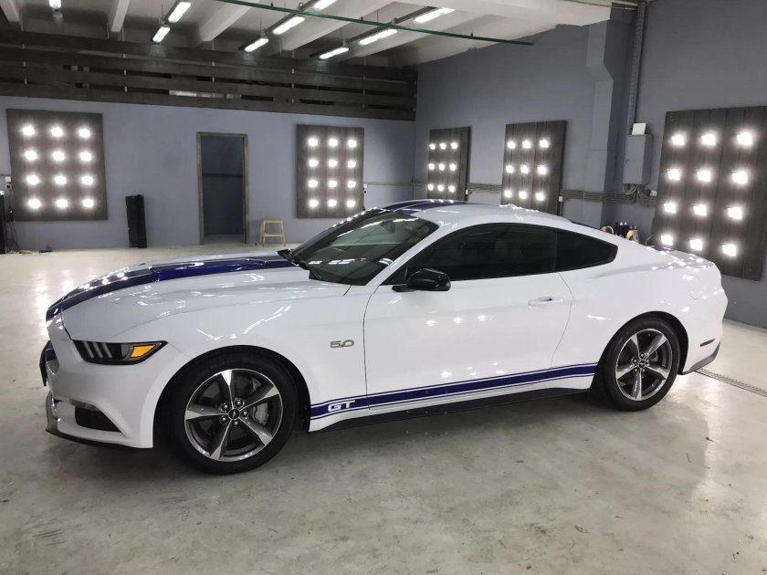 Ford Mustang 6 белый