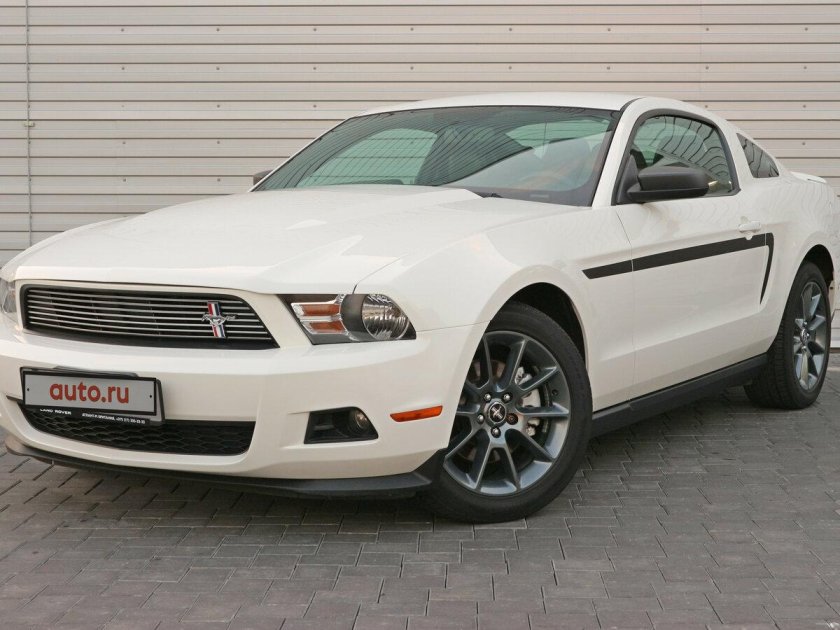 Форд Мустанг 2010 белый