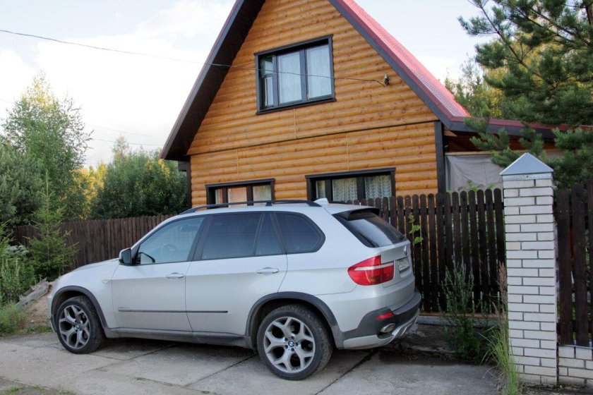 Машина возле дачи