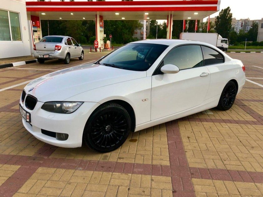 БМВ 3 купе белая