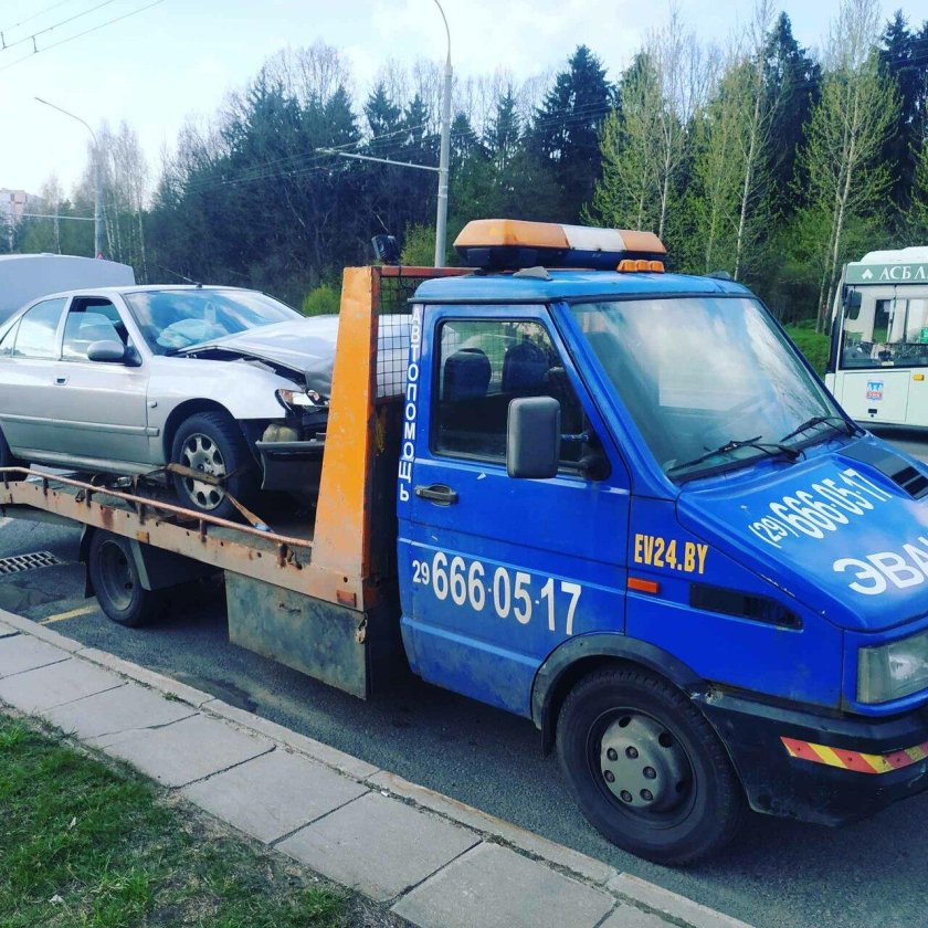 На автомобиль аварийно-эвакуационного