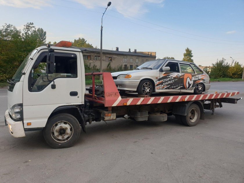 Машина на эвакуаторе