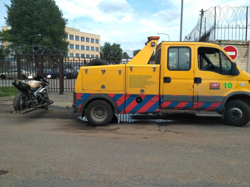 Мотоцикл на эвакуаторе