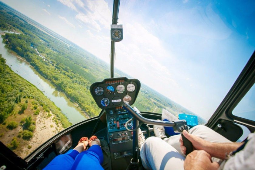 Кабина вертолета Robinson r44