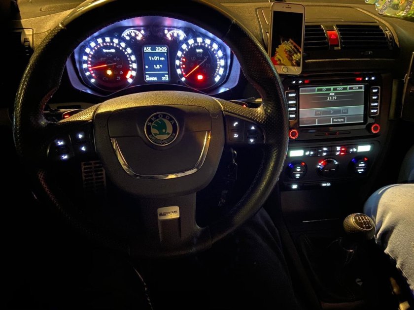 Шкода Октавия а5 салон ночью