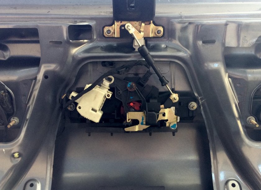 Замок багажника Ауди а6 с5 седан