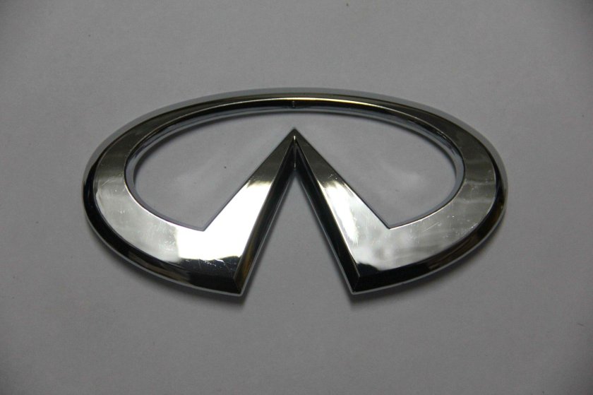 Хромированный значок Инфинити qx80