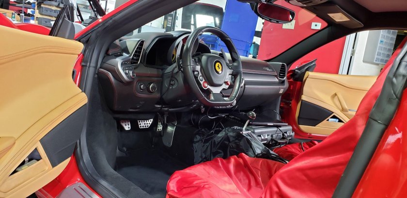 Салон Феррари на механике
