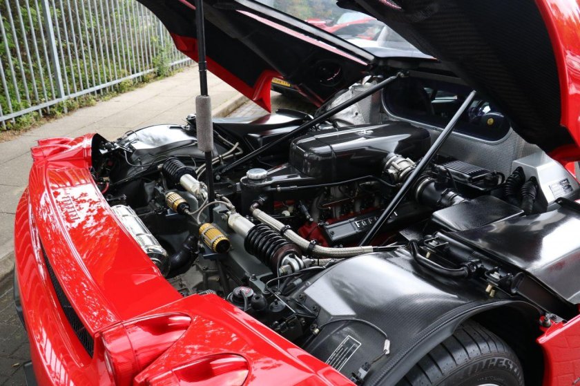 Феррари Энзо под капотом
