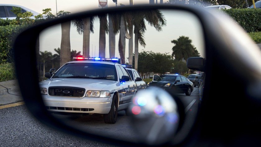 Полицейская машина в зеркале заднего вида