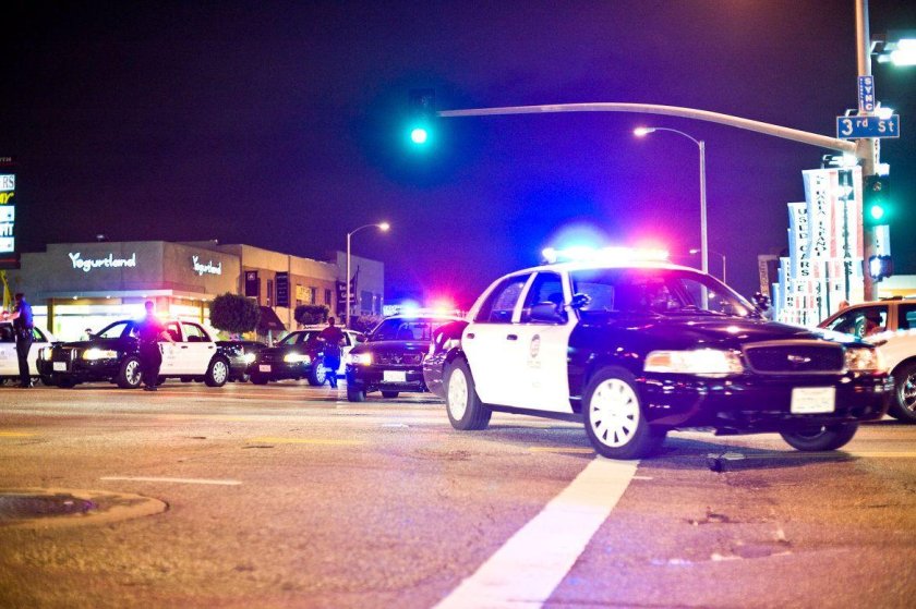 Полицейская машина ночью в городе