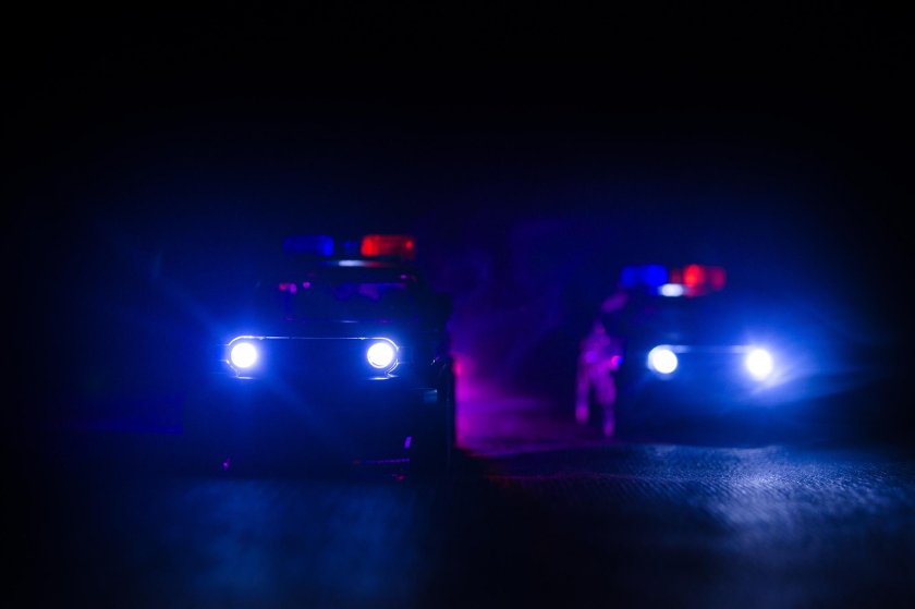 Полицейская машина в темноте