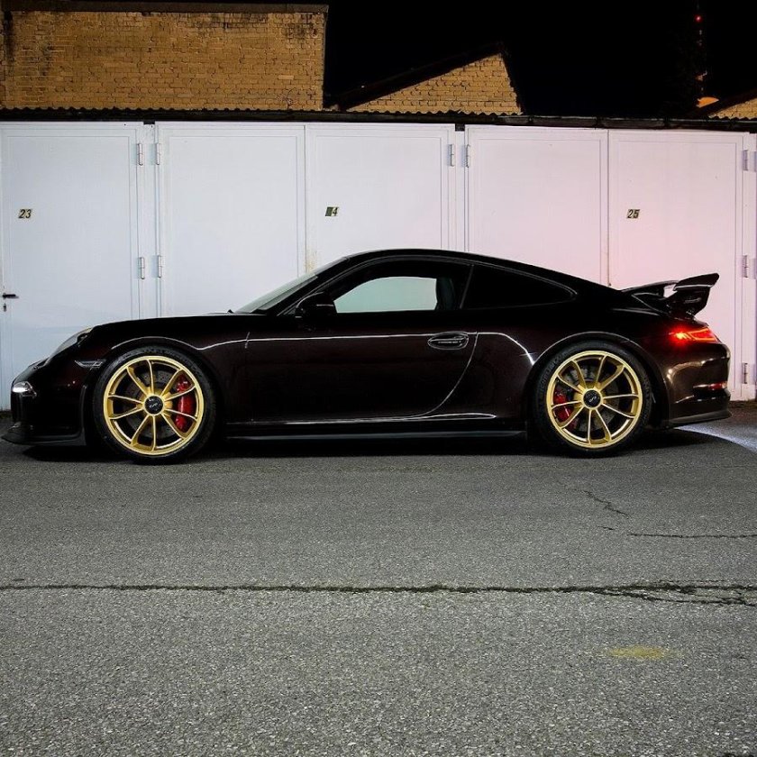 Порше 911 на золотых дисках