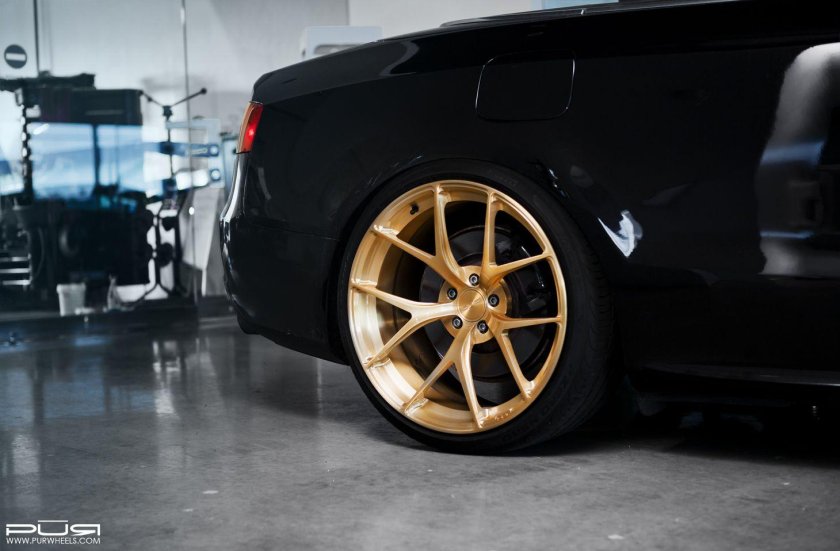 Бронзовые диски на черном авто