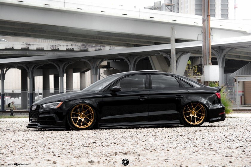 Черная Ауди а6 на золотых дисках