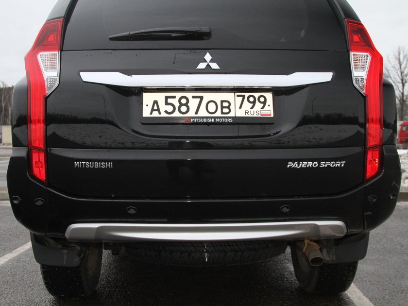 Митсубиси Паджеро спорт сзади
