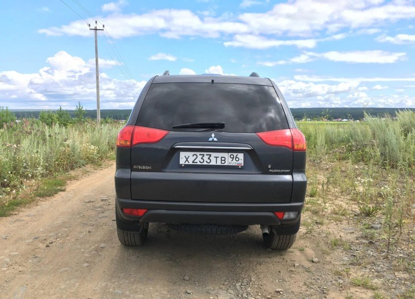 Митсубиси Паджеро спорт 2 сзади