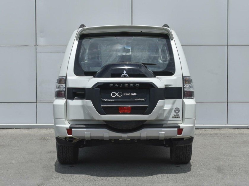 Бампер задний Мицубиси Паджеро 2022 года