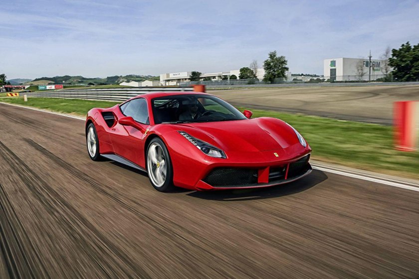 Красная Ferrari 488