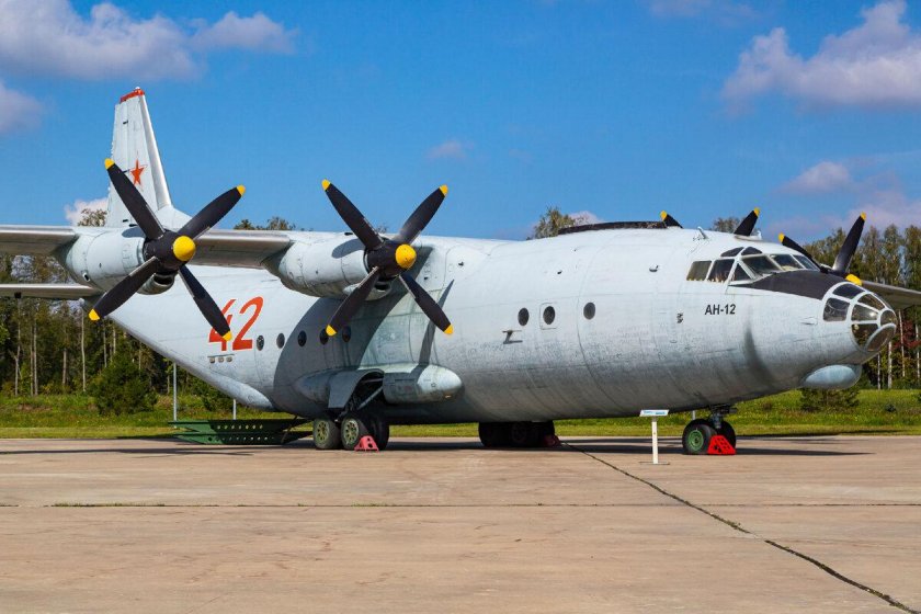 АН-12 транспортный самолёт