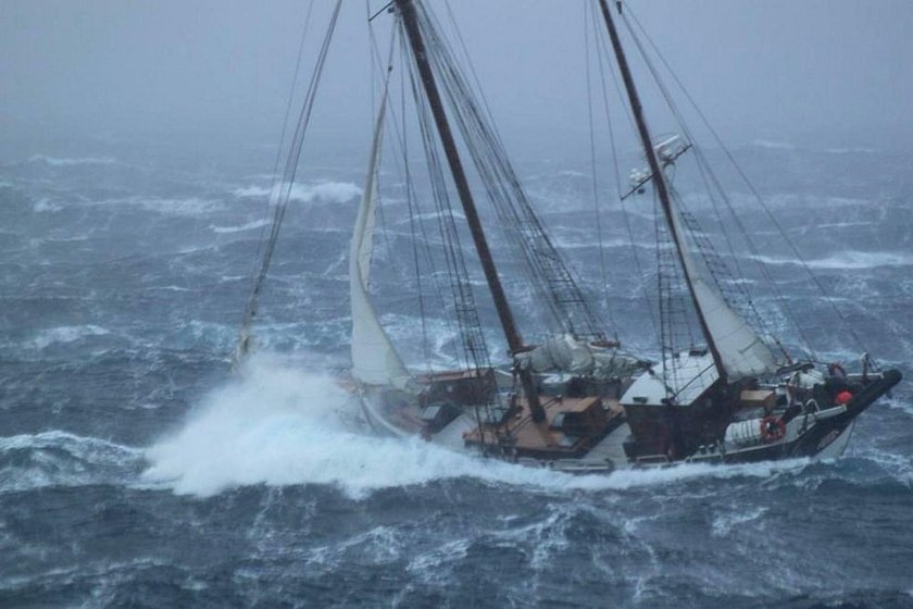 Парусная шхуна в шторм