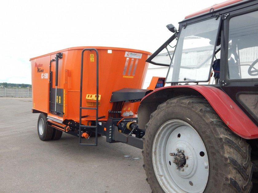 Кормораздатчик навесной на шасси т-16 м