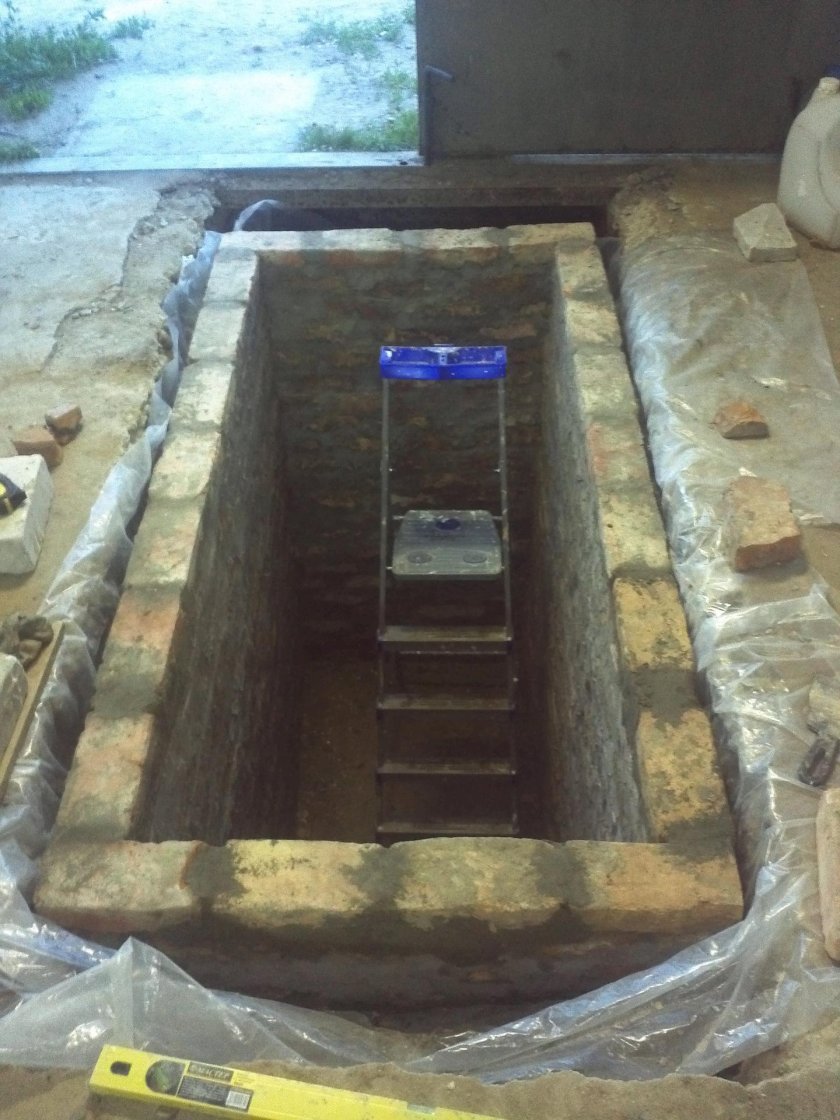 Копка ямы в гараже