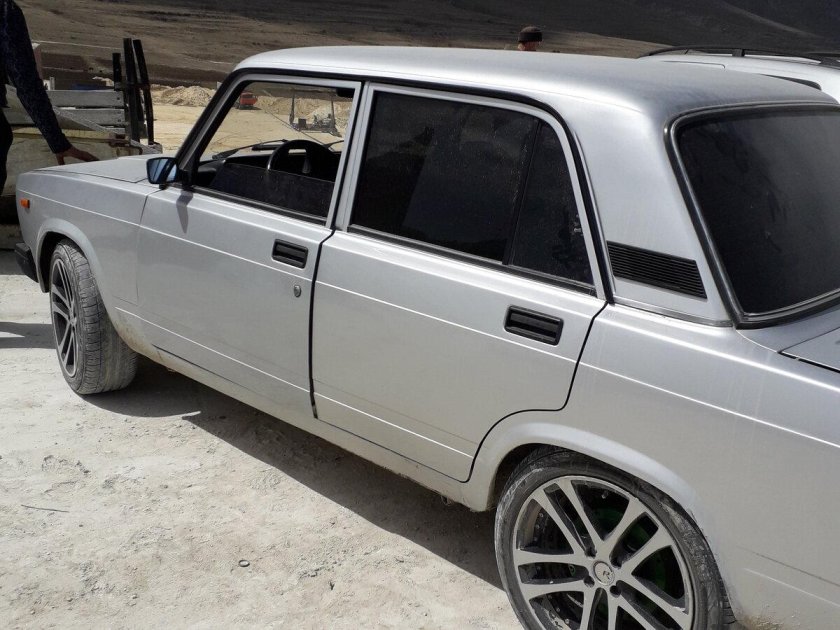 Серебристая ВАЗ 2107 семёрка