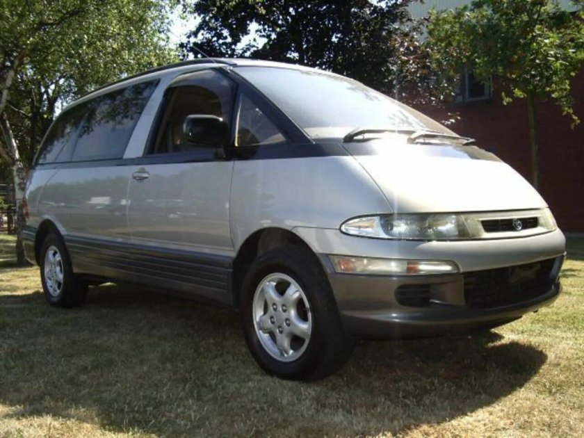 Тойота Эстима серебристая