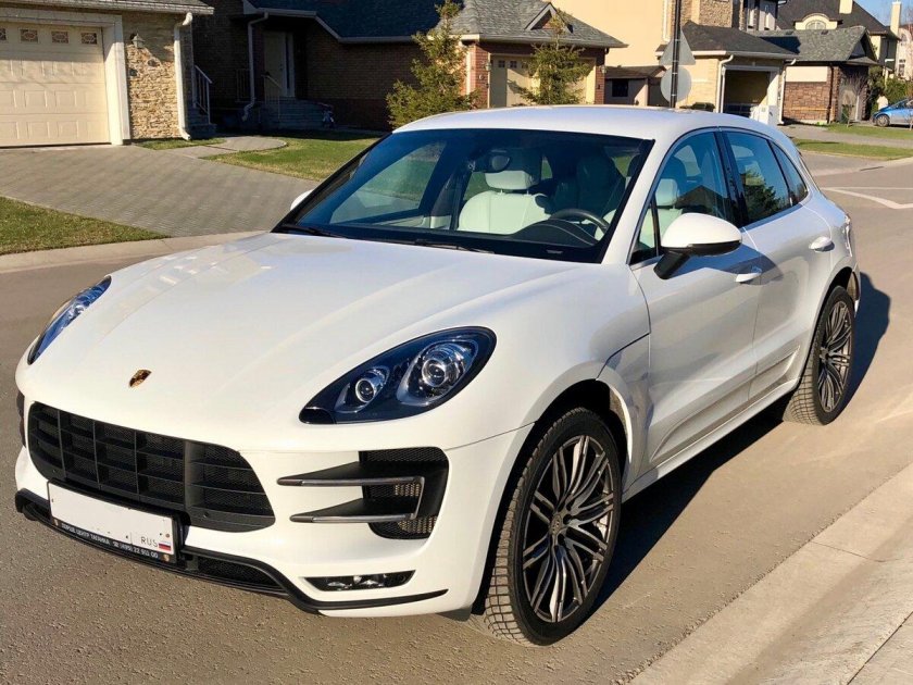 Машины на белом Порше