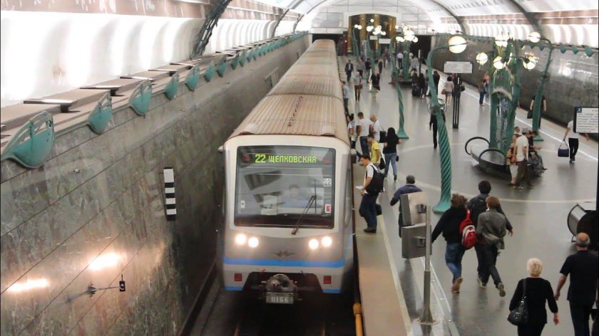 Метро Славянский бульвар час пик