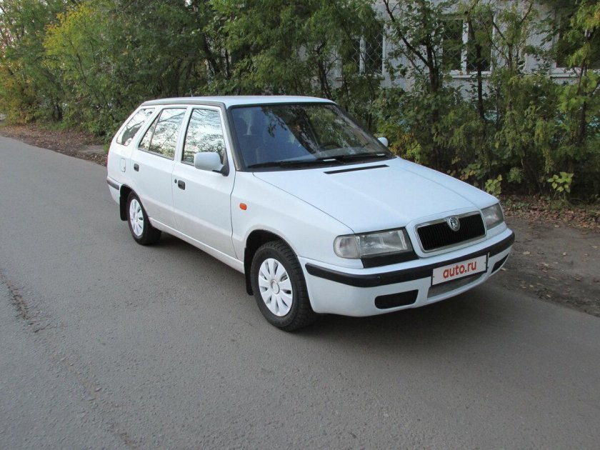 Шкода Фелиция белая