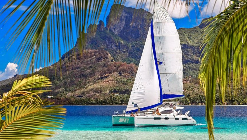 Парусный катамаран на Карибах