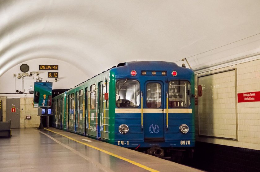 ЕМА 502 на станции площадь Восстания