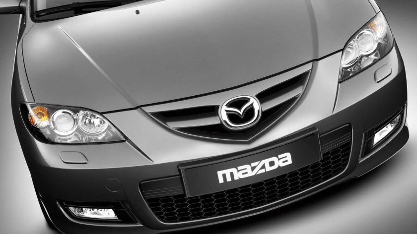 Мазда 3 БК седан спереди