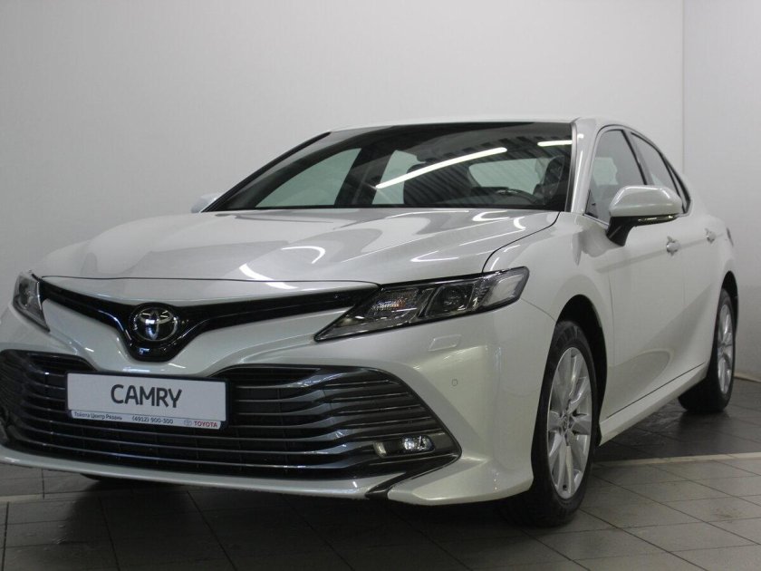 Toyota Camry VIII (xv70) белая