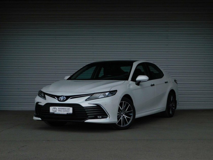 Тойота Камри 2022 года