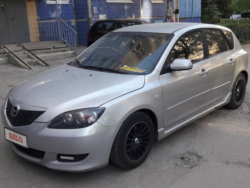 Серебристая Мазда 3 БК хэтчбек