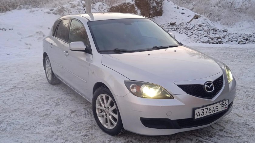 Мазда 3 серебристая с черной крышей
