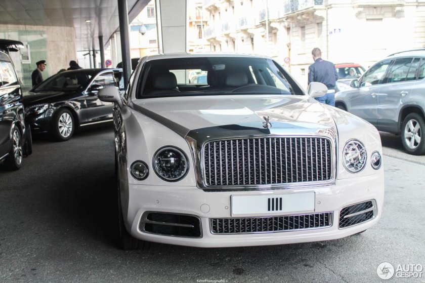 Роллс Ройс с круглыми фарами