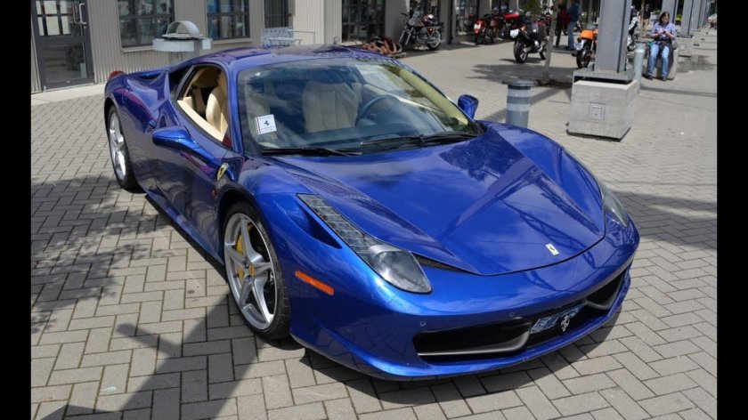Голубая Ferrari 458 Italia