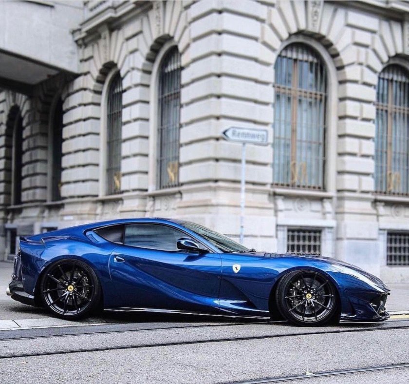 Синяя Ferrari 812