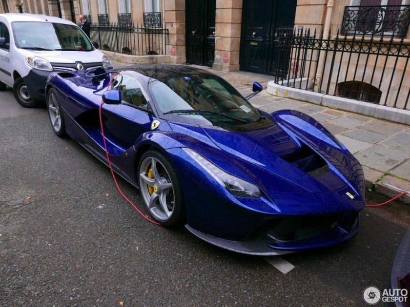 Феррари синяя